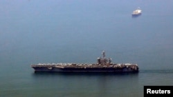 Kapal induk bertenaga nuklir USS Carl Vinson tiba di pelabuhan Danang, Vietnam, 5 Maret 2018.