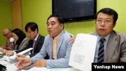 지난해 6월 북한인권개선모임 김희태 사무국장(가운데)이 '탈북자 외면과 방치 사례 발표' 기자회견에서 발언하고 있다. (자료사진)