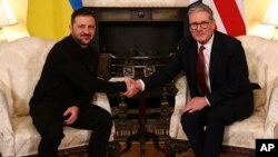 کییر استارمر، صدراعظم بریتانیا (راست) و ولادمیر زیلینسکی، رییس جمهور اوکراین