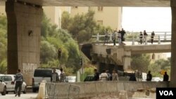 Para demonstran yang menentang larangan penggunaan cadar di universitas Tunisia, berhadapan dengan polisi di depan pintu gerbang kampus di Tunisia (9/10).