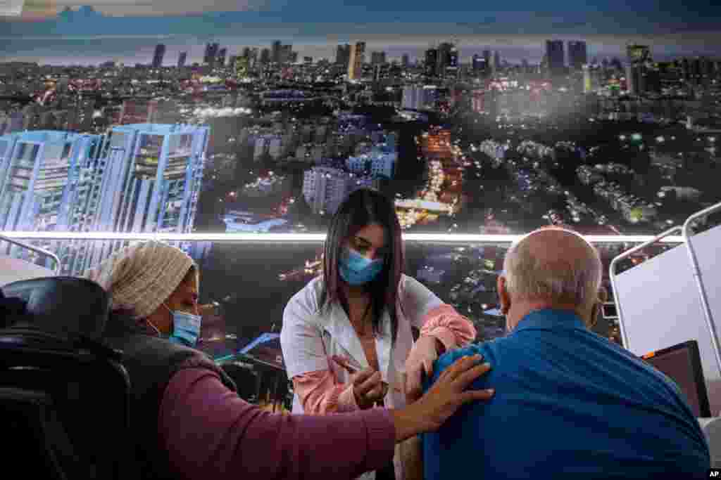 واکسیناسیون کرونا در تل آویو. اسرائیل امیدوار است تا دو ماه دیگر همه شهروندان این کشور را مقابل کرونا واکسینه کند. 