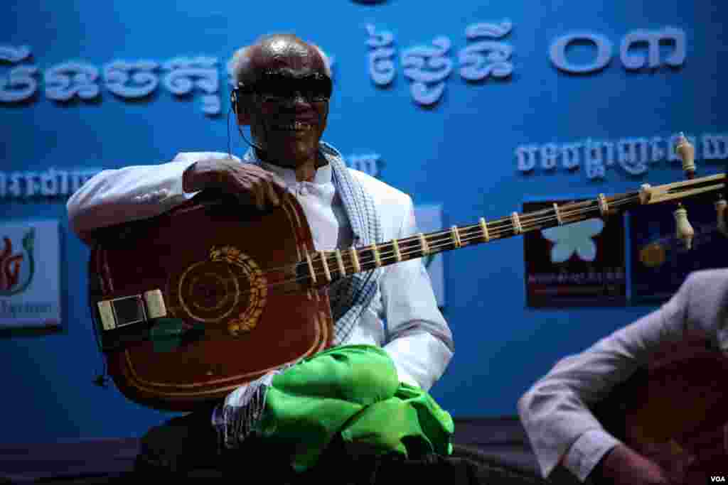 ព្រឹទ្ធាចារ្យ​ចាប៉ី​ជើង​ចាស់លោកតា​​គង់ ណៃ​ សម្ដែង​​នៅ​ក្នុង​មហោស្រពចាប៉ី​លើក​ទីមួយ​នៅ​សាល​មហោស្រព​ចតុមុខនៃ​រាជធានី​ភ្នំពេញ​​កាលពី ថ្ងៃអាទិត្យ​ទី​០៣​មេសា​នេះ។ (​ឡេង ឡែន/VOA)