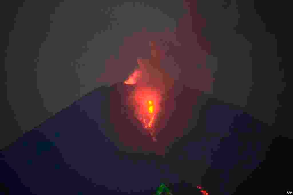 인도네시아 이스트 자바 루마장의 세메루 화산이 폭발했다. 