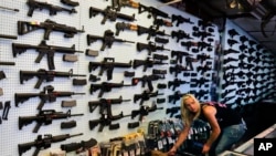 FILE - Prodavnica oružja Dragonmen u Koloradu Springsu, 20. jula 2014. (Foto: AP/Brennan Linsley)