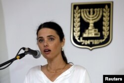 La ministre de la Justice Ayelet Shaked, en faveur du texte de loi, donne un discours lors d'une cérémonie au ministère de la Justice, le 17 mai 2015.