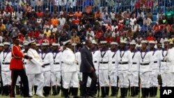 Kenyan President Uhuru Kenyatta, centre, inspects a guard of honor parade mounted by the Kenyan Navy, during the 53rd Jamhuri Day Celebrations (Independence Day) at Nyayo Stadium in Nairobi, Dec. 12, 2016. 