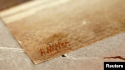 Tandatangan diktator Jerman, Adolf Hitler, terlihat di salah satu di kantor pencatatan di Munich, di balai lelang Weidler, Nuremberg, 18 November 2014.