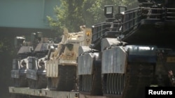 Tank-tank M1 Abrams dimuat di atas kendaraan pengangkut setelah Presiden AS Donald Trump mengatakan tank dan kendaraan militer lainnya akan ikut pawai Hari Kemerdekaan AS di Washington DC, 2 Juli 2019. (Foto: Leah Mills/ Reuters)