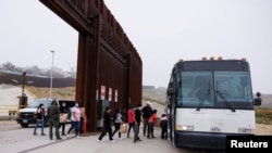 Petugas patroli perbatasan AS menggunakan bus untuk memindahkan para migran di wilayah San Diego, California, pada 6 Juni 2024. (Foto: Reuters/Mike Blake)