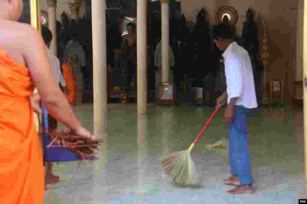 ព្រះសង្ឃ​និង​អ្នក​ស្នាក់​អាស្រ័យ​នៅ​វត្ត​លង្កា​ព្រះកុសុមារាម&nbsp;(ហៅវត្តលង្កា)&nbsp;កំពុង​រៀបចំ​និង​បោស​សម្អាត​បរិវេណ​វត្ត&nbsp;សាលា​ឆាន់&nbsp;និង​ព្រះវិហារ&nbsp;ដើម្បី​ទទួល​ប្រជាពលរដ្ឋ​ដែល​កាន់​ព្រះពុទ្ធ​សាសនា​ក្នុង​ឱកាស​ពិធី​បុណ្យ​ភ្ជុំបិណ្ឌ&nbsp;ចាប់​ពី​ថ្ងៃ​ស្អែក​ ទី​២៨ ខែ​កញ្ញា​តទៅ។&nbsp;(ស៊ូ&nbsp;ពិសែន/VOA)