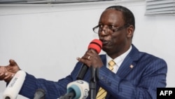 Le chef de la Commission électorale nationale indépendante (CENI), Pierre-Claver Ndayicariye, a annoncé le résultat du référendum sur la réforme constitutionnelle, 73% des électeurs ayant voté "Oui" et 19% "Non" à Bujumbra le 21 mai 2018. .