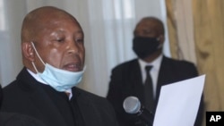 Le nouveau Premier ministre du Lesotho, Moeketsi Majoro, prête serment à Maseru, Lesotho, le 20 mai 2020. 