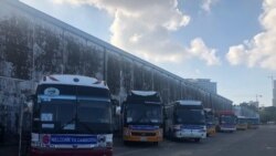 រថយន្តដែលត្រៀមចាំដឹកដំណើរនៅព្រឹកថ្ងៃអាទិត្យនេះ។ (ស៊ិន ណារិន/VOA)