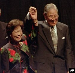 1995年6月9日台湾总统李登辉和他的妻子在康奈尔大学发表欧林演讲后回应掌声。