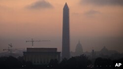 مشتریان جعبه&zwnj;های کفش را روی سر می برند &ndash; شعبه اصلی فروشگاه میسیز در نیویورک، ۶ آذر