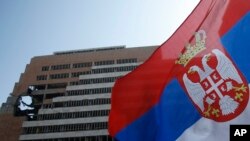 Arhiva - Zastava Srbije ispred nekadašnje zgrade Generalštava Vojske Jugoslavije, uništene tokom bombardovanja NATO, na protestu povodom obeležavanja godišnjice bombardovanja, u Beogradu, Srbija, 24. marta 2015.