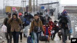 Des migrants entre la Serbie et la Macédoine, le 26 janvier 2016. (AP Photo/Boris Grdanoski)