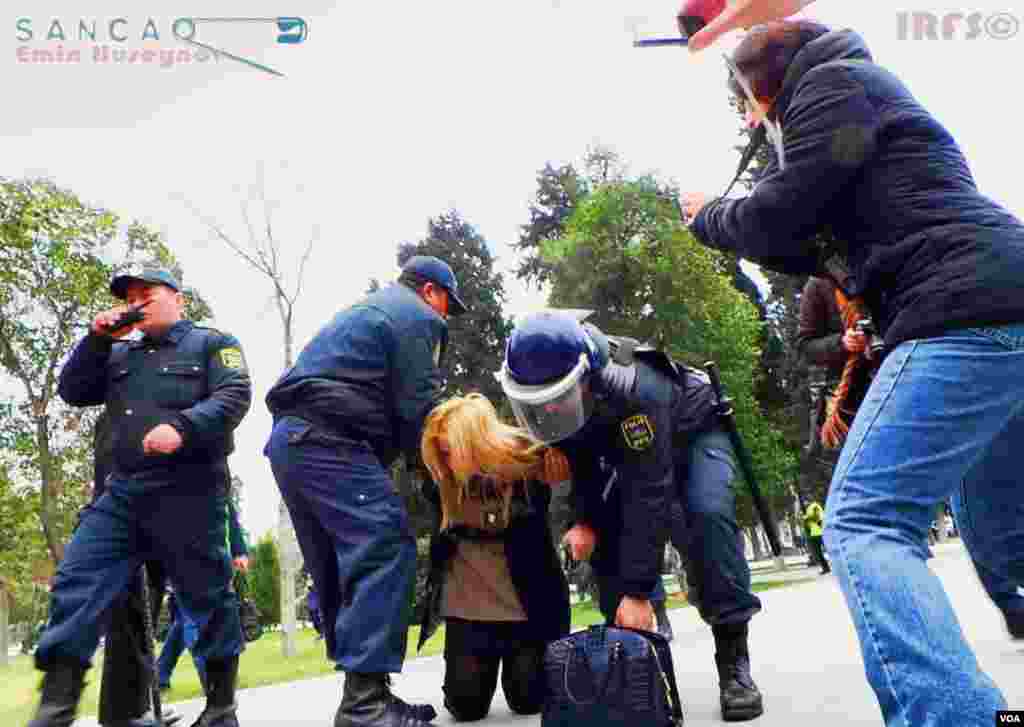 "Silahları üstümüzdən çəkin!" aksiyası - qadınlara qarşı zorakılıq