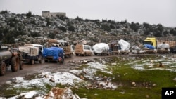 Para pengungsi Suriah meninggalkan Idlib untuk menuju ke utara dekat perbatasan Turki, Jumat (14/2). 