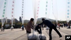 10일 한국 경기도 파주에서 탈북자 단체 관계자들이 북한으로 전단을 날려보내고 있다.