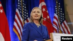 Menteri Luar Negeri Amerika, Hillary Clinton memberikan pidato di sebuah universitas di Singapore (17/11).