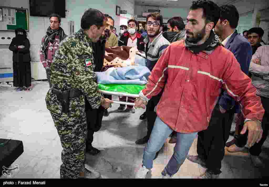 Des secouristes transportent une victime vers un hôpital, dans l&#39;ouest de l&#39;Iran, le 13 novembre 2017. 