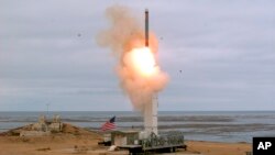 Uji coba rudal jelajah Tomahawk yang dimodifikasi di California, AS hari Minggu (18/8). 