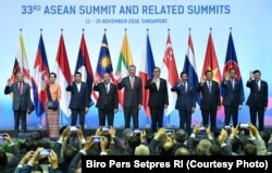 រូបឯកសារ៖ លោកនាយករដ្ឋមន្ត្រី ហ៊ុន សែន ថតរូបរួមគ្នាជាមួយមេដឹកនាំប្រទេសនៃសមាគមប្រជាជាតិអាស៊ីអាគ្នេយ៍ ក្នុងពេលកិច្ចប្រជុំកំពូលអាស៊ានលើកទី៣៣ និងកិច្ចប្រជុំពាក់ព័ន្ធផ្សេងទៀត នៅប្រទេសសិង្ហបុរី កាលពីថ្ងៃទី១៤ ខែវិច្ឆិកា ឆ្នាំ២០១៨។