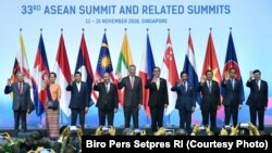 Pemimpin Negara-negara ASEAN berfoto bersama saat pembukaan KTT ASEAN di Singapura, 13 November 2018. (Foto: Biro Setpres RI)