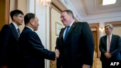 Američki državni sekretar Majk Pompeo rukuje se sa Kim Jong Čolom pre sastanka Pjongjangu (Foto: AFP/POOL/ Andrew Harnik)