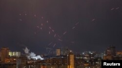 โดรนรัสเซียขณะโจมตีกรุงเคียฟ โดยมีกองกำลังยูเครนป้องกันเมืองหลวง เมื่อ 21 กุมภาพันธ์ 2025 (ที่มา: Reuters)