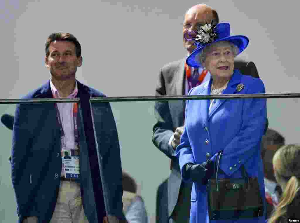 Ratu Inggris, Elizabeth II tampak menghadiri Pusat Akuatik tempat berlangsungnya cabang renang bersama Ketua Olimpiade Inggris, Sebastian Coe.&nbsp; 