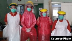 Petugas medis yang menggunakan alat pelindung diri berupa jas hujan dan masker bedah di Rumah Sakit Seto Hasbadi Kota Bekasi. (Foto: dokumentasi Rumah Sakit Seto Hasbadi)