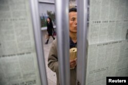 북한 평양 지하철 역에서 한 주민이 노동신문을 읽고 있다. (자료사진)