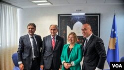 Amanda Benet, šef albanskog servisa Arben Džidžo i direktor Evroazijske divizije Glasa Amerike Elez Biberaj sa kosovskim premijerom Ramušom Haradinajem