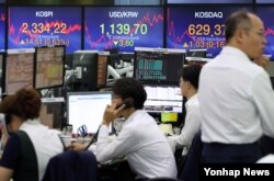 14일 장 마감 후 서울 중구 KEB하나은행 본점 딜링룸 전광판이 코스피 2,334.22를 표시하고 있다.