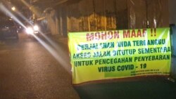 Salah satu kampung di Surabaya memasang portal jelang PSBB, yang membatasi keluar masuknya warga untuk mencegah penyebaran virus corona, Sabtu, 25 April 2020. (Foto: Petrus Riski/VOA)