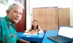 Muslam Hadiwiguna Putra dan siswi Penghayat Kepercayaan di salah satu sekolah di Cilacap, Jawa Tengah. (Foto: Muslam)