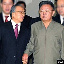 Pejabat Tiongkok Dai Bingguo (kiri) berkunjung ke Pyongyang dan bertemu pemimpin Korut Kim Jong Il, 9 Desember 2010.