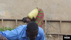 Dosso Abou clears brush to support himself, his wife and their five children, Bouake, Ivory Coast, May 4, 2013. (R. Corey-Boulet/VOA)