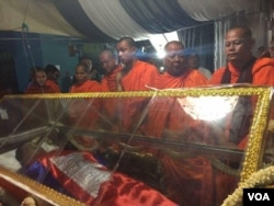 រូបឯកសារ៖ សាកសព​របស់​លោក កែម ឡី ត្រូវ​បាន​បញ្ជូន​ដល់​គេហដ្ឋាន​របស់​លោក​នៅ​ឃុំ​លាយបូ ស្រុកត្រាំកក់ ខេត្តតាកែវ នៅ​ថ្ងៃអាទិត្យ ទី២៤ ខែកក្កដា ឆ្នាំ២០១៦។ (ផន បុប្ផា/VOA)