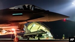 جنگنده‌های تایفون ارتش بریتانیا در حال آماده شدن برای حمله به مواضع حوثی‌های یمن - آرشیو