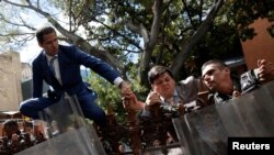 Pemimpin oposisi Venezuela, Juan Guaidó, memanjat pagar gedung Majelis Nasional Venezuela di Caracas, Venezuela, 5 Januari 2020. (Foto: Reuters)