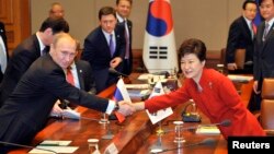 13일 방한한 블라디미르 푸틴 러시아 대통령(왼쪽)이 박근혜 한국 대통령과 청와대에서 정상회담을 가졌다. 