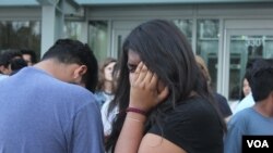 Alisha Marcial, putri Vicente Marcial Noyola, seorang orang tua tunggal dengan tujuh anak di AS yang ditangkap karena mengemudi tanpa SIM, terbawa perasaan emosional dalam demonstrasi di depan penjara kabupaten di Raleigh dimana ayahnya ditahan (foto: A. Barros/VOA).