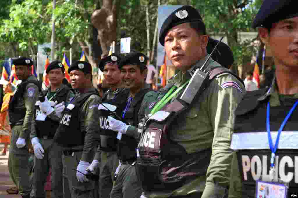 ប៉ូលីស​ ឈរ​ប្រចាំ​ការ​ដើម្បី​ការពារ​សណ្តាប់ធ្នាប់​ និង​សន្តិសុខ​សម្រាប់​ការប្រារព្ធ​ពីធីបុណ្យ​ពិសាខបូជា​ នៅ​ភ្នំ​ឧត្តុង្គ​ ក្នុង​ខេត្ត​កណ្តាល​ នៅថ្ងៃទី១០​ ខែឧសភា​ ឆ្នាំ២០១៧។ (ហ៊ាន សុជាតា/VOA)​