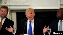 ប្រធានាធិបតី​សហរដ្ឋ​អាមេរិក​ លោក ដូណាល់ ត្រាំ ជួប​ជាមួយ​សមាជិក​ព្រឹទ្ធសភា​មក​ពី​គណបក្ស​សាធារណរដ្ឋ ដើម្បី​ពិភាក្សា​ពី​ច្បាប់​ថែ​ទាំង​សុខភាព​នៅ​សេត​វិមាន កាល​ពី ថ្ងៃទី​១៩ ខែ​កក្កដា។