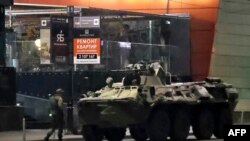 24일 무장한 장갑차가 러시아 남부 로스토프 시내에 서 있다. 