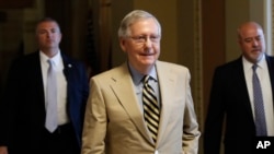 លោក Mitch McConnell ដើរ​ចេញ​ពី​ការិយាល័យ​របស់​លោក​នៅ​ក្នុង​វិមាន​សភា Capitol Hil ក្នុង​រដ្ឋធានី​វ៉ាស៊ីនតោន កាលពី​ថ្ងៃទី២៦ ខែមិថុនា ឆ្នាំ២០១៧។