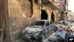 Puing-puing di Douma, lokasi dugaan serangan senjata, dekat Damaskus, Suriah, 16 April 2018. (Foto: AP)